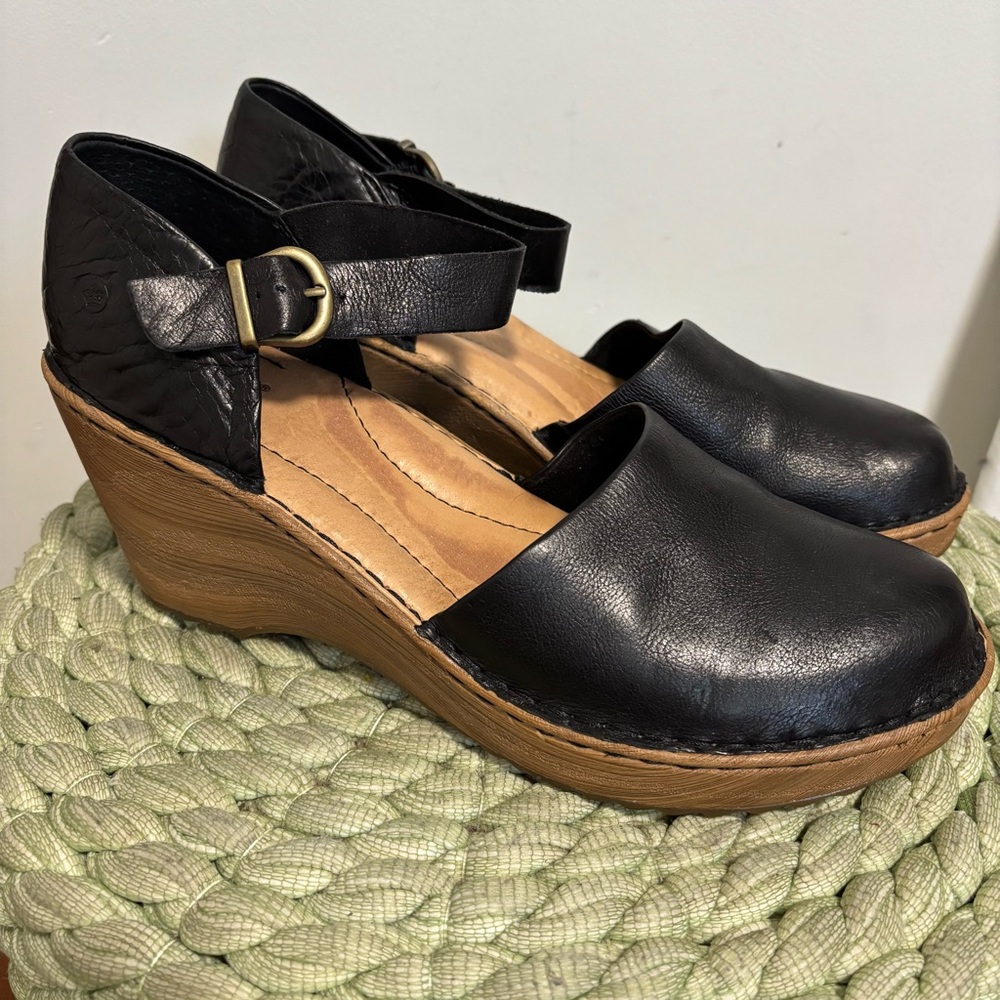 Born Black and Tan Wedges
